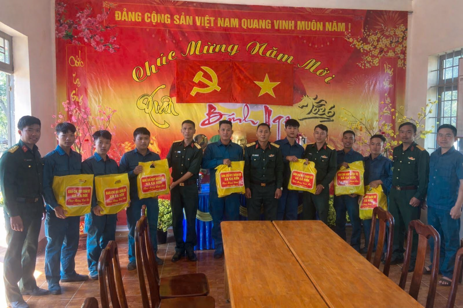 Ban CHQS xã Ea Rốk trao quà Tết Bính Ngọ 2026 cho lực lượng dân quân thường trực